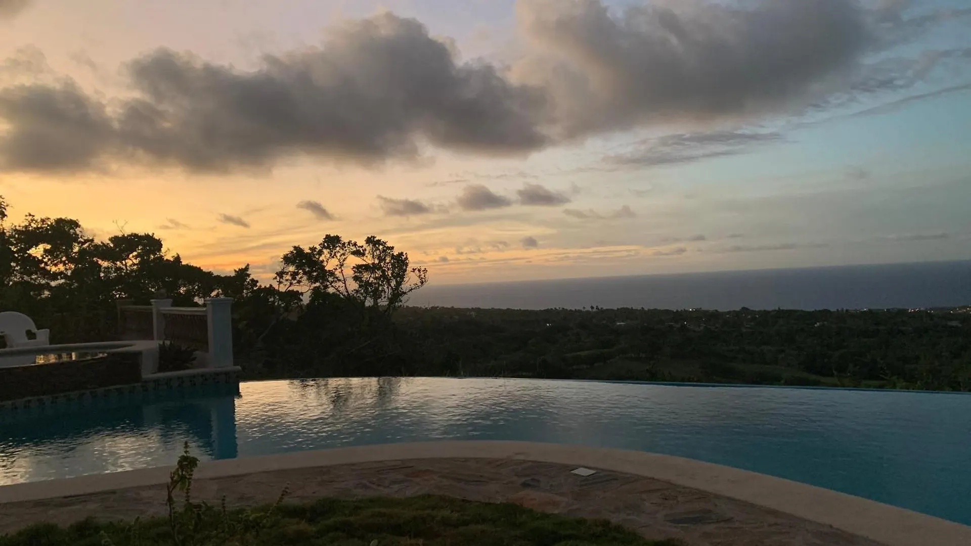 El Castillo Tropical Cabrera Dominikana